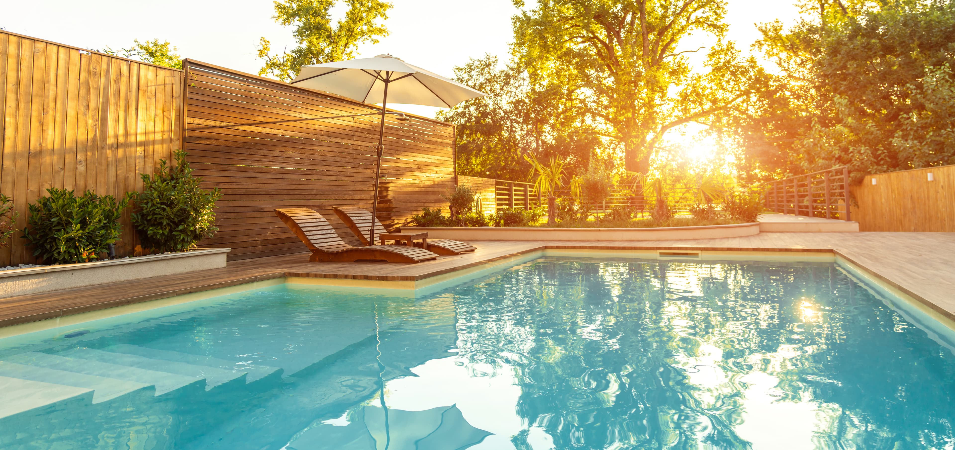 Piscina y terraza de madera preparadas para la llegada del propietario